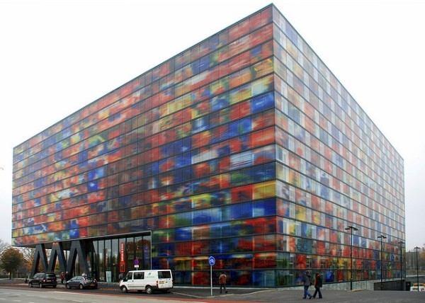10. Trung tâm nghe nhìn (Hilversum, Hà Lan) Trung tâm nghe nhìn ở thành phố Hilversum (Hà Lan) được hoàn thành vào năm 2006. Nhìn tổng thể, kiến trúc của tòa nhà này đơn giản chỉ là một hình hộp nhưng nó được tạo nên bởi hàng trăm mảnh ghép là những tấm kính trong sặc sỡ sắc màu. Tòa nhà được xem là một trong những công trình kiến trúc hiện đại và có tính thẩm mỹ cao.